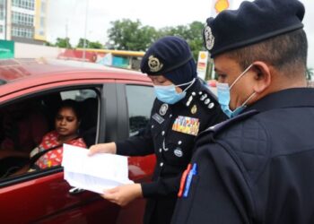 AYOB Khan Mydin Pitchay bersama Ketua Polis Daerah Johor Bahru Selatan, Rupiah Abd. Wahid memeriksa dokumen perjalanan pada sekatan jalan raya (SJR) di Jalan Skudai, Johor. -UTUSAN/ RAJA JAAFAR ALI