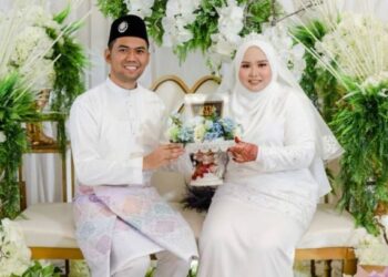 MUHAMMAD Syafik Rahmat dan Nur Idayu Alimon menjadikan nombor plat UTM sebagai hantaran perkahwinan mereka di Johor.