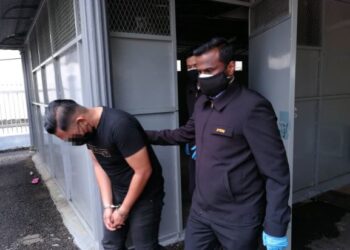 ANGGOTA polis berpangkat lans koperal direman bagi membantu siasatan kes rasuah bernilai RM5,000 di Mahkamah Sesyen Kemaman, hari ini.
UTUSAN/NIK NUR IZZATUL HAZWANI NIK ADNAN