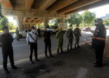 MOHD. Fadzil Ali (kanan) memberi taklimat kepada petugas barisan hadapan dalam 'Op Covid 19' sebagai persediaan perancangan penugasan sekatan jalanraya (SJR) IPD Putrajaya. -UTUSAN/ FAISOL MUSTAFA