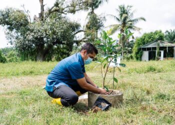 DR. RADZI Jidin menanam sepohon pokok semasa melawat Kolej Vokasional (Pertanian) Teluk Intan Perak hari ini,