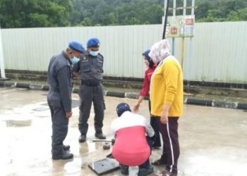 ANGGOTA penguatkuasa Kementerian Perdagangan Dalam Negeri dan Hal Ehwal Pengguna (KPDNHEP) Besut melakukan siasatan susulan tular dakwaan sebuah stesen minyak di Kampung Anak Ikan, Besut di sini menjual petrol bercampur air.