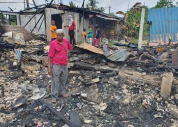 YAHAYA Rani sedih melihat keadaan rumahnya yang hangus dijilat api seminggu lalu ketika ditemui di Kampung Payoh di Kijal Kemaman.  - UTUSAN/ NIK NUR IZZATUL HAZWANI NIK ADNAN