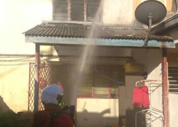 ANGGOTA bomba melakukan kerja-kerja pemadaman rumah teres setingkat yang terbakar di Taman Dengkil Jaya, Selangor.