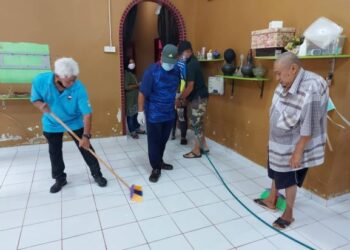 ISMAIL Mohamed Said (tengah) menyertai program gotong royong membersihkan rumah bekas wartawan sambilan yang dinaiki air banjir di Kampung Sri Ketumbit, Kerdau di sini hari ini.