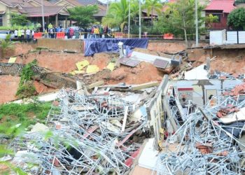 LOKASI runtuhan dua unit rumah di Taman Gambang Damai di Kuantan, Pahang. 
UTUSAN/ SHAIKH AHMAD RAZIF SHAIK MUSTAFA