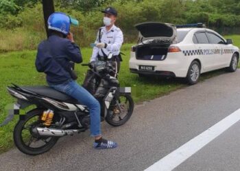 ANGGOTA trafik sedang menjalankan pemeriksaan terhadap salah sebuah motosikal dalam operasi di Lebuhraya Grand Sepadu, Klang, Selangor semalam.