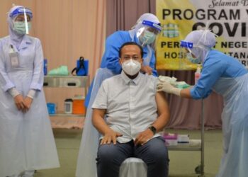 AHMAD Samsuri Mokhtar menerima suntikan vaksin Covid-19 di Hospital Sultanah Nur Zahirah  (HSNZ), di Kuala Terengganu hari ini. - UTUSAN/PUQTRA HAIRRY ROSLI