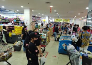 Orang ramai dilihat beratur panjang membeli barangan keperluan di Bataras Hypermarket ITCC Penampang, Sabah