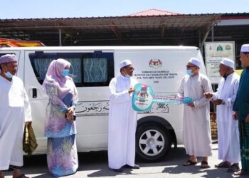 Shabudin Yahaya (tiga dari kiri) ketika menghadiri majlis penyerahan van jenazah kepada pengurusan Masjid Jamek Al-Islah Pokok Tampang, Tasek Gelugor, hari ini