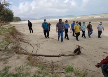 MOHD. Sharkar Shamsuddin (depan, kiri) meninjau hakisan di Pantai Kempadang ekoran musim tengkujuh yang melanda Pahang baru-baru ini.