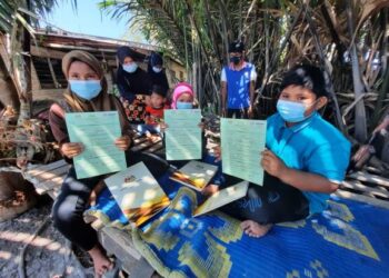 NUR Shaliza Hisham (kiri) bersama adiknya, Nur Eliani (tengah) dan Muhammad Shazrul Danish menunjuk sijil kelahiran masing-masing di Kampung Alor Serdang, Kota Sarang Semut, Alor Setar hari ini.