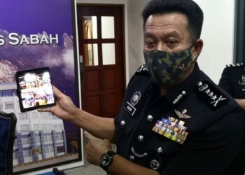 HAZANI Ghazali menunjukkan bukti kedai yang menjual sinalau bakas beroperasi ketika dikenakan kompaun semasa sidang media di Ibu Pejabat Polis Kontinjen Sabah, hari ini