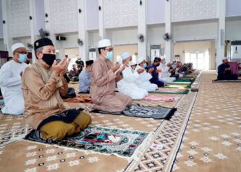 UMAT Islam diminta mengadakan solat sunat hajat dan bacaan qunut nazilah selepas solat Jumaat dan fardu bagi mendoakan kesejahteraan seluruh rakyat berikutan peningkatan kes Covid-19.. - UTUSAN/ZULFACHRI ZULKIFLI