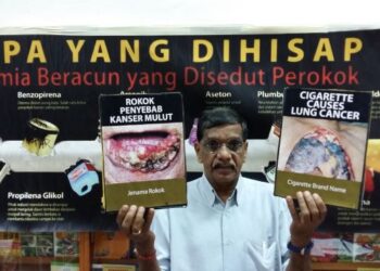 N.V Subbarow menunjukkan rokok yang kini dijual secara meluas di tapak warisan dunia UNESCO, Georgetown, Pulau Pinang