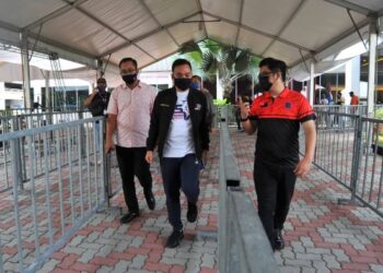 ONN Hafiz Ghazi (tengah) meninjau persiapan pusat pemberian vaksin ketika mengadakan lawatan di Pusat Konvensyen Antarabangsa Persada di Johor. -UTUSAN/RAJA JAAFAR ALI