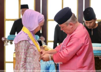 SULTAN Ibrahim Sultan Iskandar mengurniakan darjah kebesaran DK II kepada Raja Nazhatul Shima Sultan Idris Shah pada Majlis Pengurniaan Darjah yang berlangsung di Balai Mengadap Istana Bukit Serene, Johor Bahru, Johor. -FACEBOOK SULTAN IBRAHIM SULTAN ISKANDAR