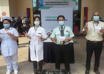 Dr. Tan Yee Ling (dua kiri), Sheilla Melissa Sikin (kiri), Khairul Asraf Mohd Yasin (dua kanan) dan  Clement Marai Francis (kanan) merupakan individu enam terawal di negara ini menerima vaksin COVID-19 jenis Pfizer-BioNTech pada Program Imunisasi Covid-19 Kebangsaan di Pusat Kesihatan Daerah Putrajaya, Presint 11, di sini, hari ini.