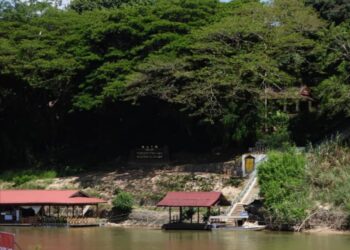 Suasana di pintu masuk Mutiara Resort Taman Negara dan jeti bot penambang tanpa pengunjung di Kuala Tahan, Jerantut. – UTUSAN/HARIS FADILAH AHMAD