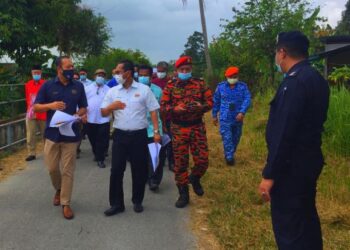 AHMAD Masrizal Muhammad (kiri) ketika melakukan tinjauan runtuhan tebing Sungai Kelantan di Kampung Pohon Chelagi, Pasir Mas hari ini.