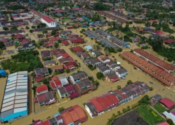 PANDANGAN dari udara kawasan yang terjejas banjir di Kemaman, hari ini.-UTUSAN/PUQTRA HAIRRY ROSLI