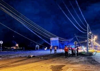 Seorang lelaki maut selepas merempuh tiang telekom yang tumbang di Kilometer 69.9 Jalan Kota Bharu - Gua Musang di sini semalam.