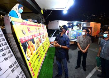 ROSOL Wahid meninjau perniagaan kendera saji (food truck) di sekitar Putrajaya, malam tadi.