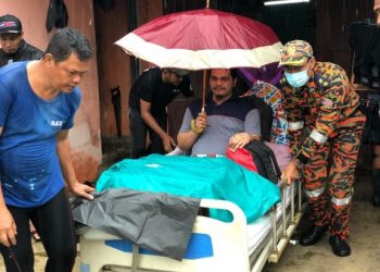 BAHARUN Mohamed yang lumpuh separuh badan dibawa ke pusat pemindahan sementara (PPS) dengan bantuan bomba dan penyelamat di Kampung Seberang Tayor, Kemaman hari ini.

UTUSAN NIK NUR IZZATUL HAZWANI NIK ADNAN