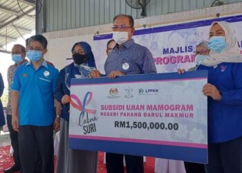 WAN Rosdy Wan Ismail (tengah) menyampaikan replika cek RM1.5 juta kepada Shahaniza Shamsuddin (kanan) di Dewan Laman Sejahtera Jelai, Sungai Koyan, Lipis, Pahang hari ini
UTUSAN/SALEHUDIN MAT RASAD