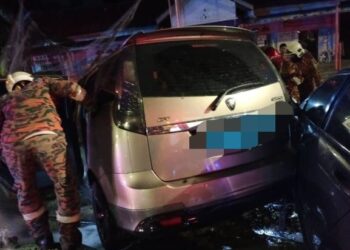 KENDERAAN Proton Exora yang terlibat dalam kemalangan di Parit Setongkat, Jalan Salleh, Muar. 
Gambar  Bomba Johor