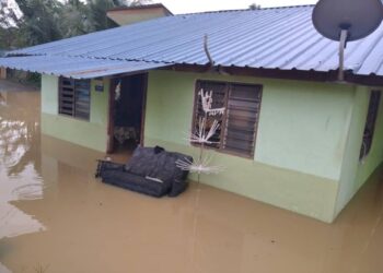 RUMAH Rosilawati Rosedi yang ditenggelami air di Kampung Batu Kapur di Mentakab Pahang hari ini.