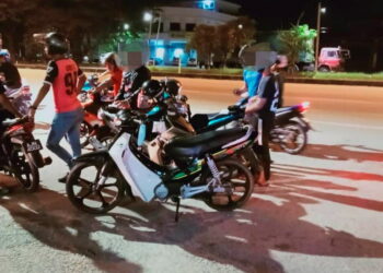 ANTARA penunggang motosikal yang ditahan dalam Op Samseng Jalanan di Jalan Ipoh-Butterworth di Taiping, Perak, hari ini.