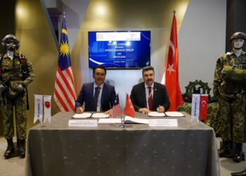 Datuk Cham Nong Aliap (kiri) dan Dr. Mehmet Akif Nacar menandatangani Memorandum Kerjasama pada pameran Perkhidmatan Pertahanan Asia (DSA) 2022 di sini, semalam.