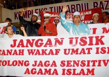 TINDAKAN mewakafkan tanah dapat memastikan ia tidak beralih tangan kepada bukan Islam. – GAMBAR HIASAN