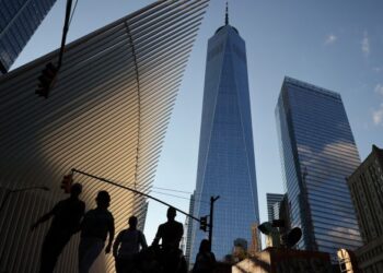 ORANG ramai berjalan di Church Street berdekatan bangunan WTC di New York.-AFP