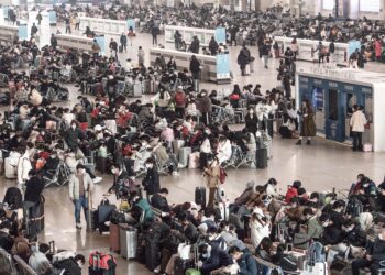 GAMBAR yang dirakam di Stesen Kereta Api Hankou, Wuhan, China  
menunjukkan rakyat China terus memakai pelitup muka ekoran pandemik Covid-19 yang masih melanda negara itu.  – AFP