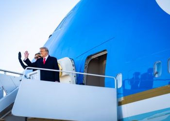 DONALD TRUMP bersama isterinya, Melania Trump menaiki pesawat Air Force One untuk ke Florida, buat kali terakhir sebagai presiden dan wanita pertama AS, di Joint Base Andrews, Maryland pada 20 Januari lalu. - AFP