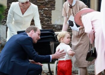 MARIO BORRALLO (baju coklat) bersama Putera William dan isterinya, Kate Middleton serta Putera George selepas upacara pembaptisan Puteri Charlotte di Gereja St. Mary Magdalene di Sandringham, England. - AFP