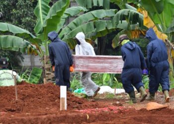 PENDUDUK Bantul juga diajar cara mengendalikan pesakit Covid-19 yang meninggal dunia mengikut prosedur ditetapkan. - AFP