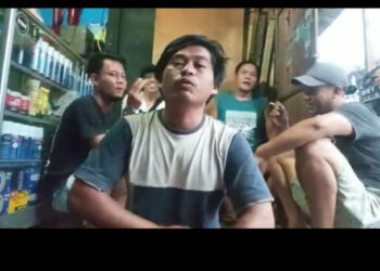 TANGKAP layar video yang menunjukkan seorang lelaki menyatakan dia tidak percaya Covid-19 itu wujud. - AGENSI