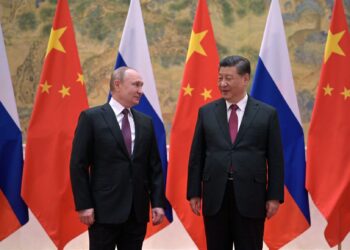 VLADIMIR PUTIN (kiri) dan Xi Jinping semasa mengadakan pertemuan rasmi di Beijing, 4 Februari lalu.-AFP