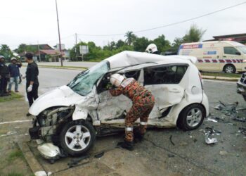 PASUKAN penyelamat dari Jabatan Bomba dan Penyelamat Malaysia (JBPM) Kuantan membantu mengeluarkan mangsa kemalangan di Jalan Tanjung Lumpur di Kuantan, Pahang. - IHSAN JBPM PAHANG