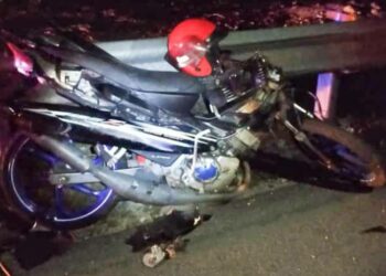 KEADAAN motosikal ditunggang mangsa yang maut selepas melanggar belakang sebuah lori di Kilometer 151.3 Lebuhraya Pantai Timur di Maran, Pahang,  semalam.