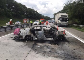 KEADAAN kereta yang terbakar dalam kemalangan dengan sebuah motosikal di Kilometer 363.9 Lebuh Raya Utara-Selatan di Tanjung Malim, Perak hari ini. - GAMBAR IHSAN JPBM