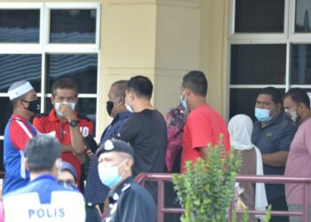 AHLI keluarga mangsa menunggu proses bedah siasat ke atas mangsa kemalangan maut di Jalan Keramat Pulai di Jabatan Forensik Hospital Raja Permaisuri Bainun (HRPB) di Ipoh, Perak, hari ini. - UTUSAN/ZULFACHRI ZULKIFLI