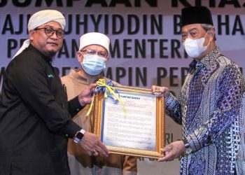 MUHYIDDIN Yassin (kanan) menerima resolusi daripada Nasrudin Hassan (kiri) pada Majlis Perjumpaan Khas Perdana Menteri bersama Pemimpin Pemimpin Pertubuhan Islam Bukan Kerajaan (NGO Islam) di Putrajaya, hari ini. Turut kelihatan Dr. Zulkifli Mohamad Al Bakri (tengah). - UTUSAN/FAISOL MUSTAFA