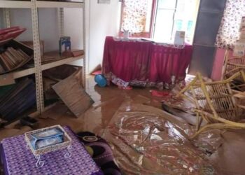 TIGA naskhah surah Yasin masih kelihatan sempurna walaupun peralatan lain dipenuhi lumpur dan rosak selepas banjir di sebuah bilik Sekolah Menengah Kebangsaan Setia Wangsa, Kuala Lipis di Lipis, Pahang. -  FB SMK SETIA WANGSA LIPIS