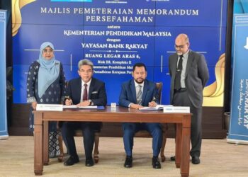 YAYASAN Bank Rakyat diwakili Syaiful Rizal Abdul Ghani memeterai memorandum persefahaman (MoU) bersama Kementerian Pendidikan yang diwakili Ketua Pengarah Pendidikan, Datuk Pkharuddin Ghazali di Putrajaya.