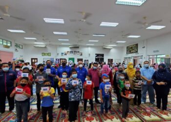 ABDUL Rahman Bakri (kanan, baju biru) dan Megat Zulkarnain Omardin (tengah, baju biru) bersama 250 murid penerima bantuan Program Back To School daripada YBR di Sungai Air Tawar, Sabak Bernam, Selangor, hari ini.