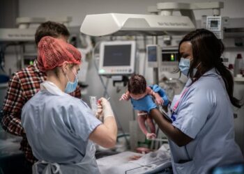 JURURAWAT memeriksa bayi yang baru dilahirkan ketika pandemik Covid-19 di hospital bersalin di Paris, Perancis, baru-baru ini. - AFP